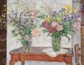 ストーブのそばにある色とりどりの花の2つの花束 ペトル・ペトロヴィッチ・コンチャロフスキー